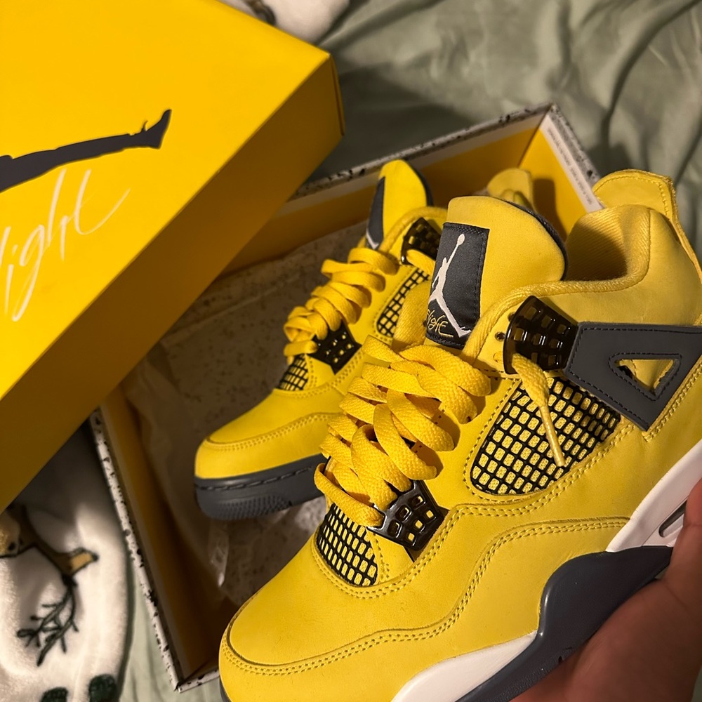 Jordan 4 Retro “Lightning” 2021